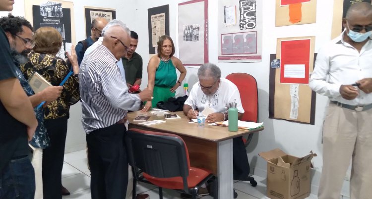 "Nas Asas da Poesia: A Noite Encantada do Lançamento de 'De Dentro de Mim Partiu a Última Caravela'"