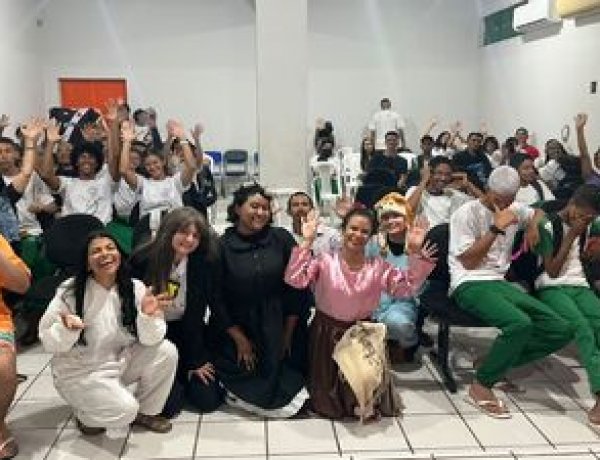 Grupo Personas leva espetáculo "O causo do ET de galinha" à Escola CETI Governador Freitas Neto, em Teresina