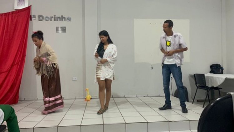Grupo Personas leva espetáculo "O causo do ET de galinha" à Escola CETI Governador Freitas Neto, em Teresina