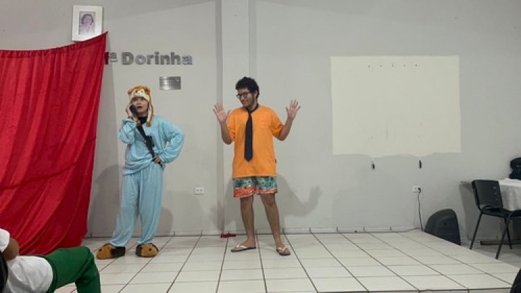 Grupo Personas leva espetáculo "O causo do ET de galinha" à Escola CETI Governador Freitas Neto, em Teresina