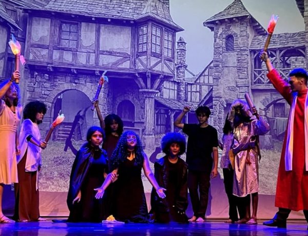 Teatro e reflexão social marcam abertura do encerramento do semestre das Oficinas Artísticas do Teatro João Paulo II