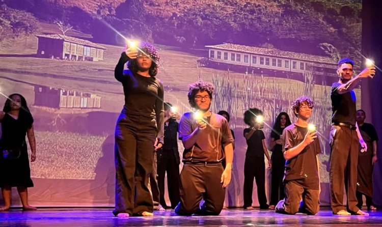 Teatro e reflexão social marcam abertura do encerramento do semestre das Oficinas Artísticas do Teatro João Paulo II